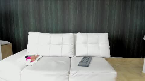 Snapshot of milaa_petite chatting on January 21, 9:04 pm online show from January 21, 9:04 pm