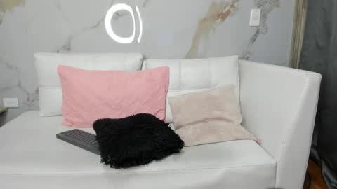 Snapshot of milaa_petite chatting on February 11, 9:35 pm online show from February 11, 9:35 pm