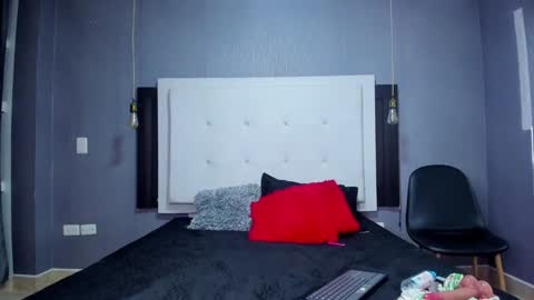 Snapshot of milaa_petite chatting on January 12, 5:11 pm online show from January 12, 5:11 pm