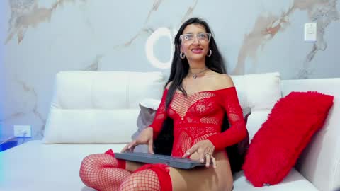 Snapshot of milaa_petite chatting on February 5, 12:53 am online show from February 5, 12:53 am