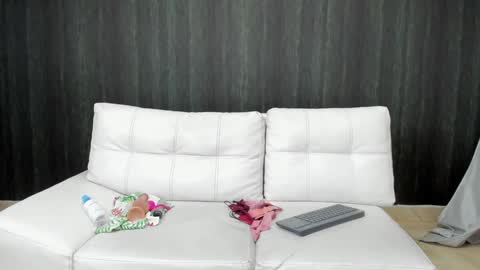 Snapshot of milaa_petite chatting on January 14, 2:29 am online show from January 14, 2:29 am