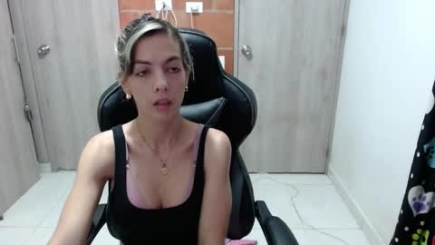 Snapshot of milacoxx8819 chatting on February 5, 12:06 pm milacoxx8819 online show from February 5, 12:06 pm