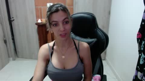 Snapshot of milacoxx8819 chatting on February 3, 9:50 pm milacoxx8819 online show from February 3, 9:50 pm