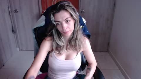 Snapshot of milacoxx8819 chatting on February 8, 2:49 pm milacoxx8819 online show from February 8, 2:49 pm