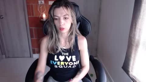 Snapshot of milacoxx8819 chatting on March 1, 3:05 pm milacoxx8819 online show from March 1, 3:05 pm