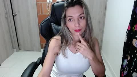 Snapshot of milacoxx8819 chatting on February 28, 12:32 am milacoxx8819 online show from February 28, 12:32 am