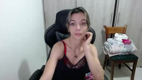 Snapshot of milacoxx8819 chatting on February 12, 11:51 pm milacoxx8819 online show from February 12, 11:51 pm