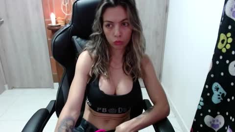 Snapshot of milacoxx8819 chatting on February 26, 11:54 am milacoxx8819 online show from February 26, 11:54 am