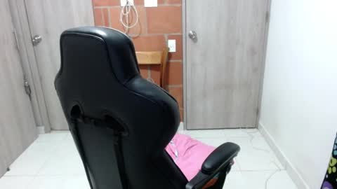 Snapshot of milacoxx8819 chatting on February 4, 10:02 pm milacoxx8819 online show from February 4, 10:02 pm