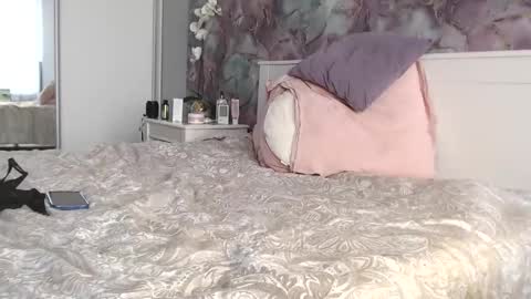 Snapshot of milarunis chatting on February 7, 8:01 am Delicious Pussy online show from February 7, 8:01 am
