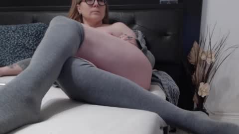 Snapshot of milfbiglips38 chatting on February 7, 5:10 am milfa online show from February 7, 5:10 am