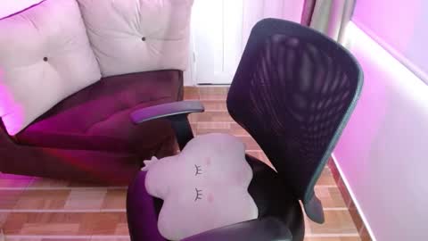 Snapshot of milfrosalie chatting on February 20, 6:46 pm Rosalie online show from February 20, 6:46 pm