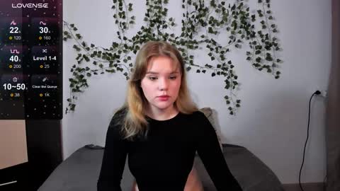 Snapshot of mina27372 chatting on February 25, 1:41 am hi Im Mina online show from February 25, 1:41 am