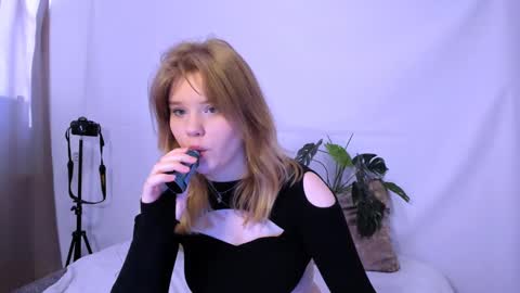 Snapshot of mina27372 chatting on March 8, 1:28 am hi Im Mina online show from March 8, 1:28 am