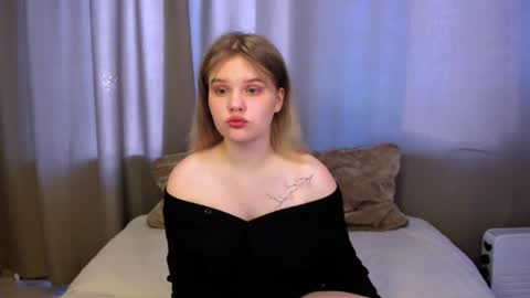Snapshot of mina27372 chatting on March 1, 1:32 am hi Im Mina online show from March 1, 1:32 am