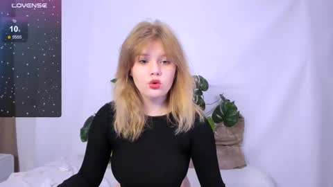 Snapshot of mina27372 chatting on March 5, 5:40 am hi Im Mina online show from March 5, 5:40 am