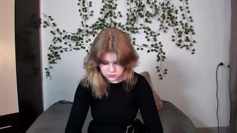 Snapshot of mina27372 chatting on February 24, 1:35 am hi Im Mina online show from February 24, 1:35 am