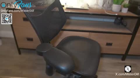 Snapshot of mister_dilf chatting on March 5, 10:10 pm MISTER DILF online show from March 5, 10:10 pm