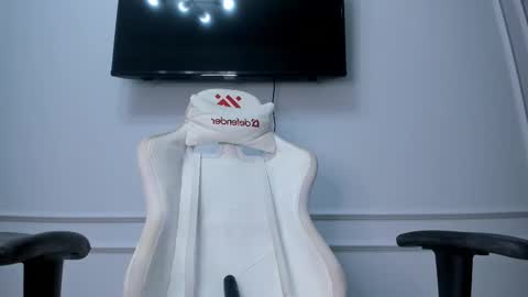   MIa   online show from February 10, 6:03 pm