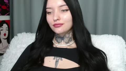 Snapshot of molly_montanaaa chatting on February 5, 3:20 pm Lina online show from February 5, 3:20 pm