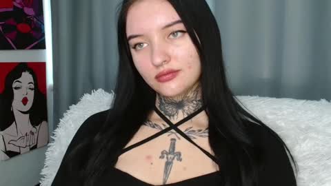 Snapshot of molly_montanaaa chatting on December 3, 9:17 am Lina online show from December 3, 9:17 am