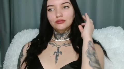 Snapshot of molly_montanaaa chatting on December 18, 9:36 am Lina online show from December 18, 9:36 am