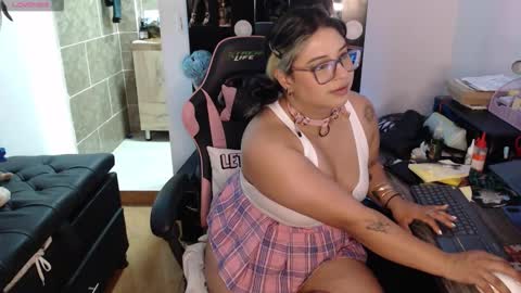 Snapshot of molly_shake chatting on September 18, 6:39 am Molly online show from September 18, 6:39 am