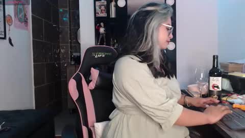 Snapshot of molly_shake chatting on September 20, 5:21 am Molly online show from September 20, 5:21 am