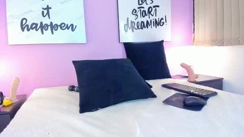 Snapshot of mommysquirt_ chatting on December 29, 6:05 pm Kendall Evanz online show from December 29, 6:05 pm