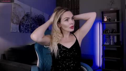 monicharm online show from September 14, 1:23 pm