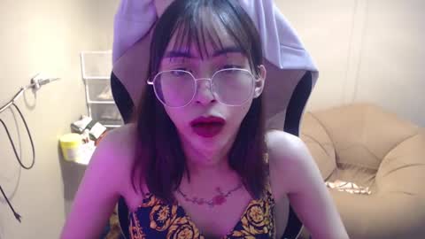 ELYSE A SIMPLE GIRL online show from February 12, 1:48 pm