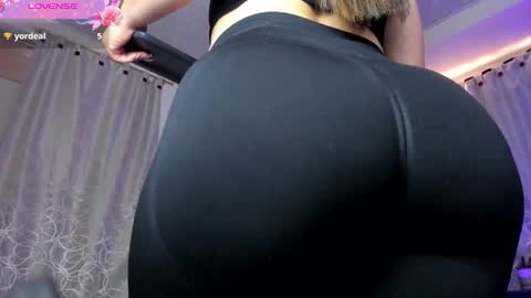 Snapshot of moollly_ chatting on September 18, 2:54 pm moollly_ online show from September 18, 2:54 pm