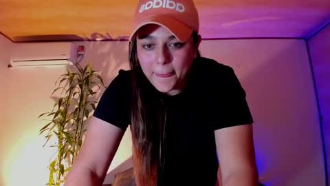 Snapshot of mrbuu_ chatting on December 18, 6:21 am Laura online show from December 18, 6:21 am