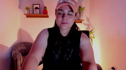 Snapshot of mrbuu_ chatting on February 20, 7:23 am Laura online show from February 20, 7:23 am
