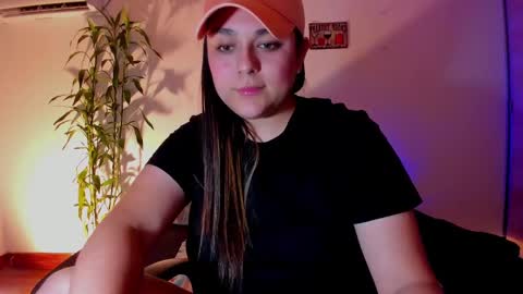 Snapshot of mrbuu_ chatting on December 18, 1:37 am Laura online show from December 18, 1:37 am