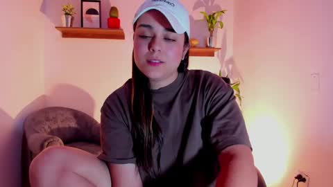 Snapshot of mrbuu_ chatting on February 14, 4:58 am Laura online show from February 14, 4:58 am