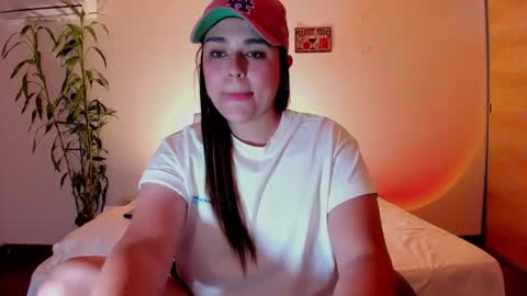 Snapshot of mrbuu_ chatting on January 10, 2:57 am Laura online show from January 10, 2:57 am
