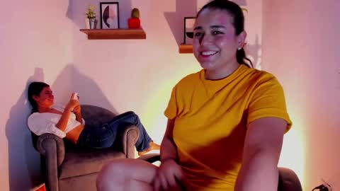 Snapshot of mrbuu_ chatting on March 6, 1:05 am Laura online show from March 6, 1:05 am