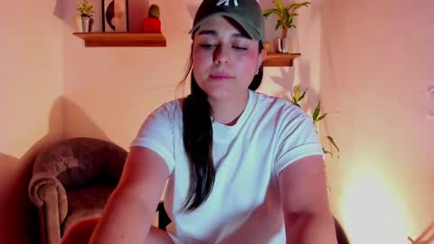 Snapshot of mrbuu_ chatting on March 11, 3:47 am Laura online show from March 11, 3:47 am