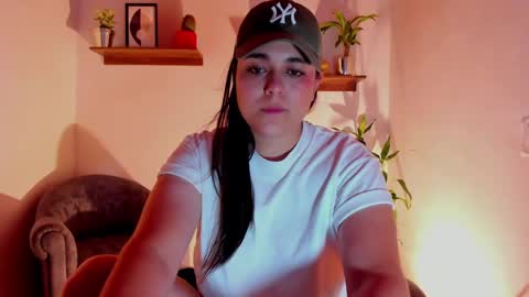 Snapshot of mrbuu_ chatting on March 11, 6:52 am Laura online show from March 11, 6:52 am