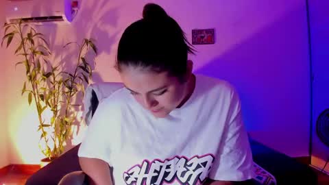 Snapshot of mrbuu_ chatting on December 20, 3:25 am Laura online show from December 20, 3:25 am