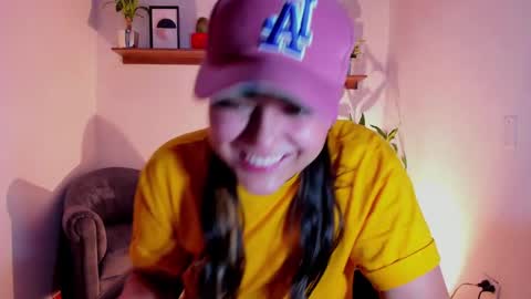 Snapshot of mrbuu_ chatting on February 18, 3:31 am Laura online show from February 18, 3:31 am