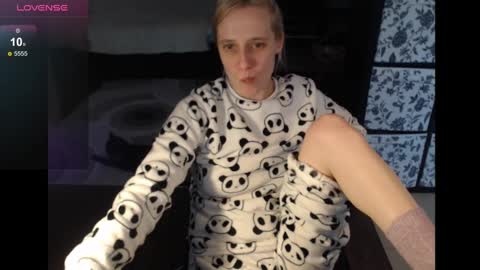 Snapshot of mrsluck chatting on December 5, 7:32 am Sasha online show from December 5, 7:32 am