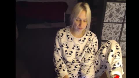 Snapshot of mrsluck chatting on September 18, 3:32 am Sasha online show from September 18, 3:32 am