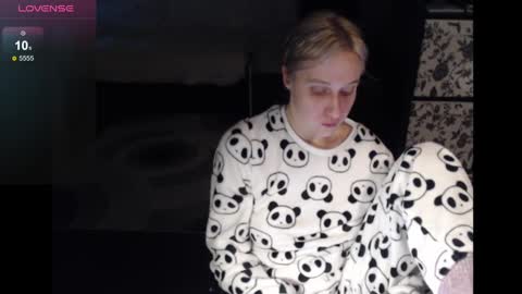Snapshot of mrsluck chatting on December 3, 2:20 am Sasha online show from December 3, 2:20 am