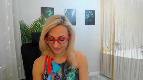 Snapshot of museofstage chatting on February 19, 11:38 am Diana online show from February 19, 11:38 am