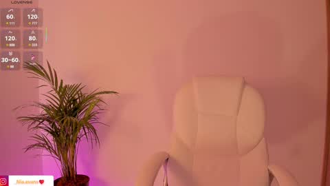 Snapshot of niaevans_x chatting on February 26, 1:00 pm Nia online show from February 26, 1:00 pm