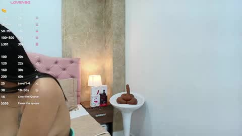 Nicol Alvarez online show from February 11, 9:31 am