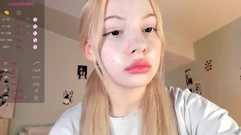 Snapshot of nicole_yo chatting on February 21, 9:32 pm Mary online show from February 21, 9:32 pm