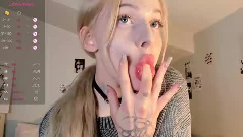 Snapshot of nicole_yo chatting on February 25, 8:21 pm Mary online show from February 25, 8:21 pm